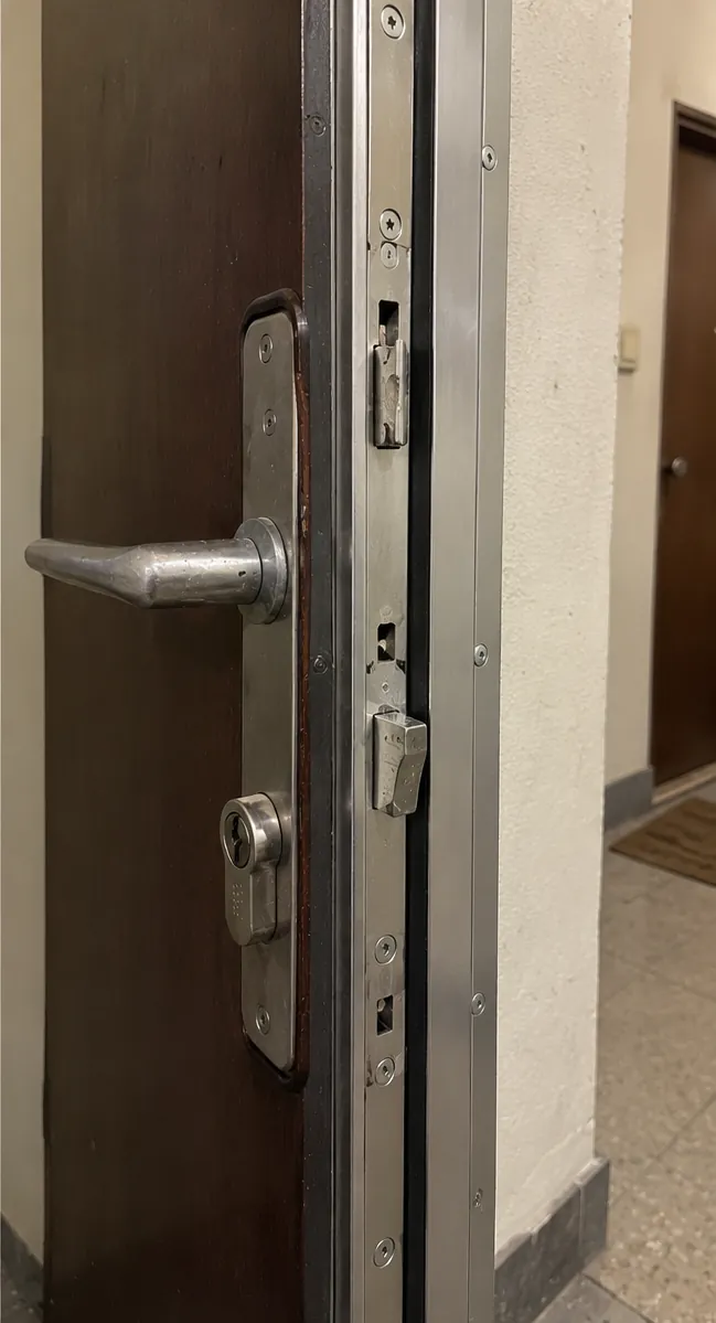 Après : porte forcée, serrure multipoints remplacée